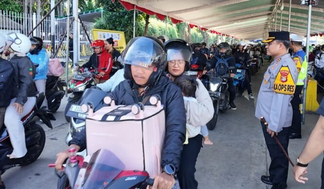 
					Pemudik masih memadati pelabuhan Bakauheni Lampung 
(istimewa)