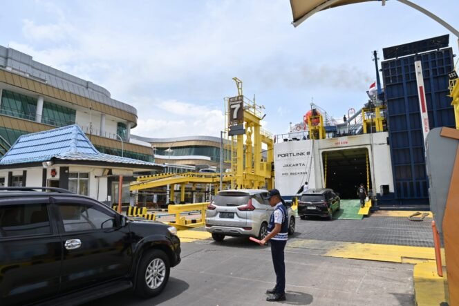 
					Poto; Kendaraan Pemudik memasuki Kapal di Pelabuhan Bakauheni Lampung 
(Dok Hunas ASDP)