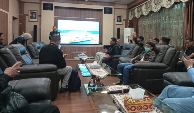 
					General Manager ASDP Cabang Bakauheni, Partogi Samba, saat Jumpa Pers dan Silaturahmi Bersama Media (ist)