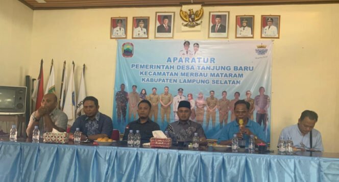 
					Poto: Kepala Seksi Penetapan Hak dan Pendaftaran A. Negra Mardenitami, Anggota DPRD Provinsi Lampung Wahrul Fauzi Silalahi, serta Kepala Desa Tanjung Baru Helmi,saat pembagian sertifikat tanah ( ist).