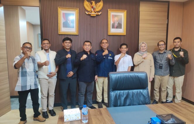 
					Poto: Anggota Komite II DPD RI, Bustami Zainudin, bersama anggota DPRD Lampung dari Fraksi NasDem dan tokoh masyarakat Way Kanan (ist).