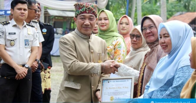 
					Poto: Wakil Bupati Lamsel memberikan penghargaan di Hari Kartini ( ist )