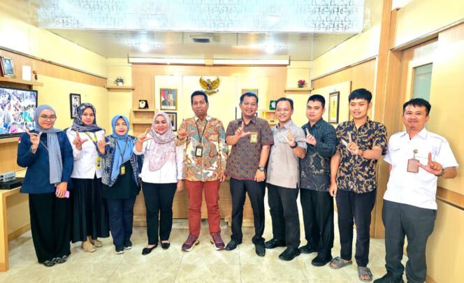 
					Poto: Kepala Kantor pertanahan Lamsel  Rizal Rasyuddin bersama  petugas Satuan Kerja Pengadaan Jalan Tol Wilayah II Kementerian Pekerjaan Umum (ist).