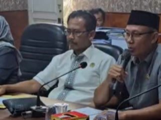 Poto: Wakil Ketua Komisi I DPRD Lampung Selatan, Jenggis Khan Haikal, saat rapat membahas rencana pergeseran sembilan desa di Kecamatan Jatiagung ke wilayah Kota Bandar Lampung (ist).