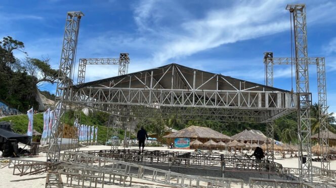 
					Poto: Panggung yang di siapkan pihak panitia untuk penampilan DJ Panda ( ist).