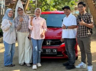 Poto: Owner Sanggar Beach, Yosef Fauzi, saat penyerahan mobil pemganti kepada Rahayu ( Dok Sanghar beach)
