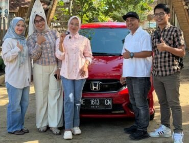 Poto: Owner Sanggar Beach, Yosef Fauzi, saat penyerahan mobil pemganti kepada Rahayu ( Dok Sanghar beach)