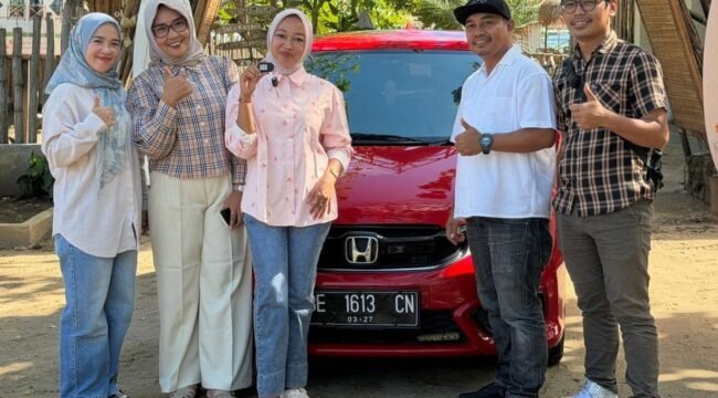 Poto: Owner Sanggar Beach, Yosef Fauzi, saat penyerahan mobil pemganti kepada Rahayu ( Dok Sanghar beach)