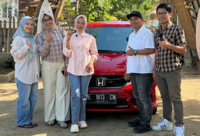 
					Poto: Owner Sanggar Beach, Yosef Fauzi, saat penyerahan mobil pemganti kepada Rahayu ( Dok Sanghar beach)