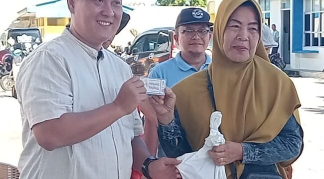 Poto: Kepala Bulog Lamsel bagikan Hewan Kurba.