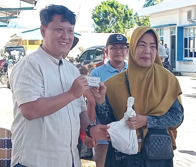 
					Poto: Kepala Bulog Lamsel bagikan Hewan Kurba.