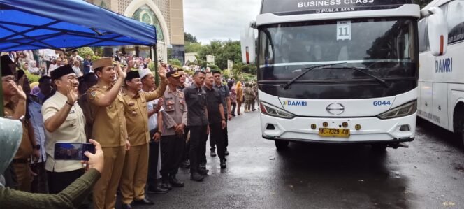 
					Poto: Bupati Lamsel Lepas Keberangkatan jemaah haji Lamsel ( uyung)