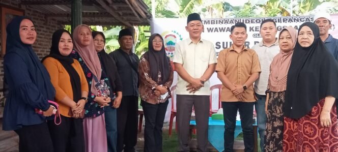 
					Poto: Suhar Pujianto bersama warga usai kegiatan Ideologi Pancasila dan Wawasan Kebangsaan di Desa Negri Pandan (ist).