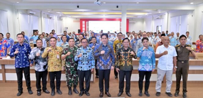 
					Poto: Bupati Egi bersama Kepala sekolah dan pemgawas se-Kabupaten Lamsel.(kmf).