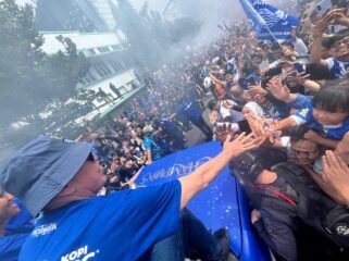 Poto: Lautan biru membanjiri Kota Bandung saat jutaan Bobotoh turun ke jalan (ist).