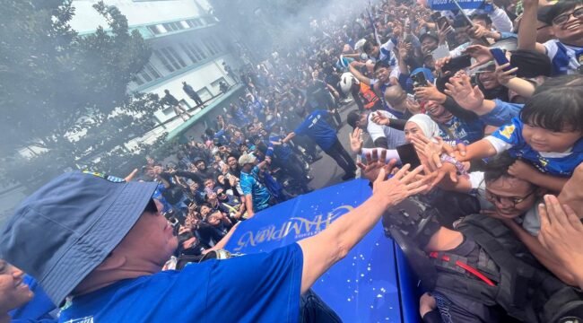 Poto: Lautan biru membanjiri Kota Bandung saat jutaan Bobotoh turun ke jalan (ist).