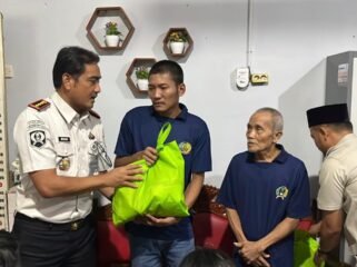 Poto: Kalapas Kaliamda Serahkan bantuan (ist).