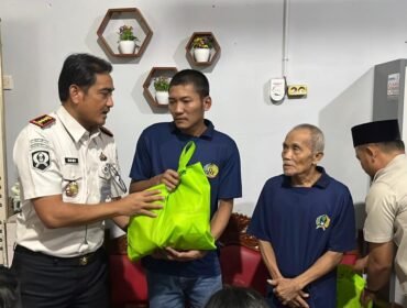 Poto: Kalapas Kaliamda Serahkan bantuan (ist).