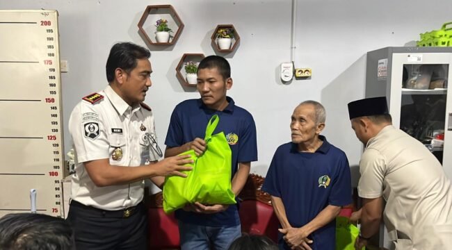 Poto: Kalapas Kaliamda Serahkan bantuan (ist).