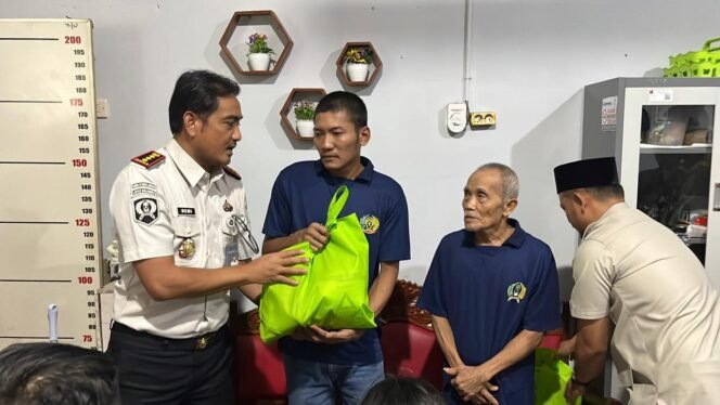 
					Poto: Kalapas Kaliamda Serahkan bantuan (ist).