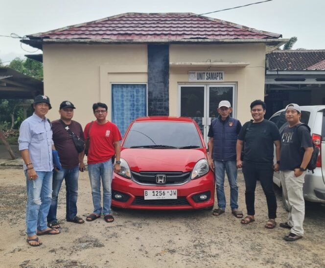 
					Poto: Aparat Polres Lamsel menujukan barang bukti kendaraan yang berhasil mereka temukan ( ist )