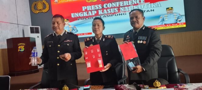 
					Poto: Aparat menunjukan Hasil ungkap kasus peredaran narkotika jenis sabu (uy/Ist)