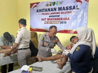Poto: Khitanan massal yang di laksanakan Polres Lamsel (uyung)