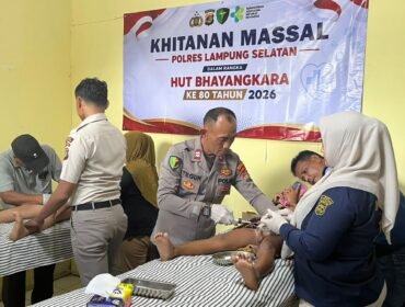 Poto: Khitanan massal yang di laksanakan Polres Lamsel (uyung)