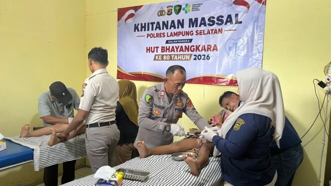 
					Poto: Khitanan massal yang di laksanakan Polres Lamsel (uyung)