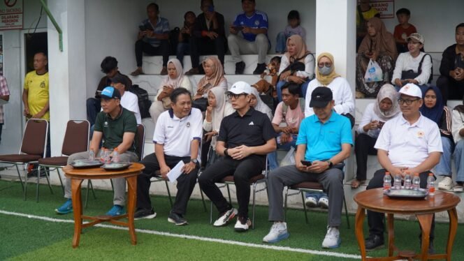 
					Poto: Wakil Ketua Umum II KONI Lampung, Riagus Ria bersama pengurus PSSI (ist)