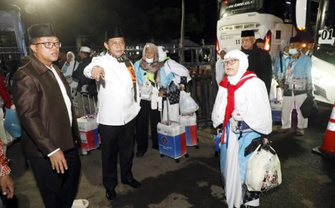 
					Poto:::Jemaah haji asal Lampung Selatan tiba di Kalianda