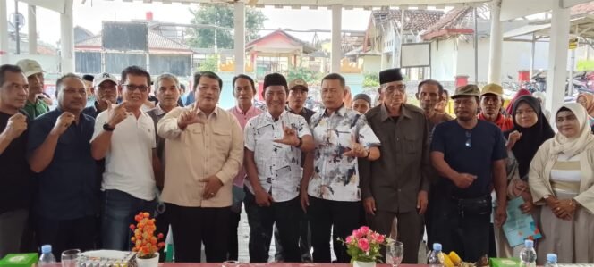 
					Poto: Anggota Komisi IV DPRD Provinsi Lampung dari Fraksi Gerindra, Dr H Fahror Rozi, ST, MM, bersama peserta (uyung).