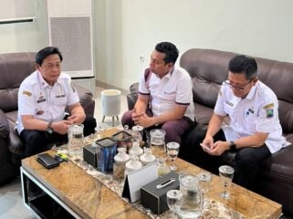Poto: Kepala Kantor Pertanahan Kabupaten Lampung Selatan bersama Sekertaris Daerah saat menggelar pertemuan (ist)
