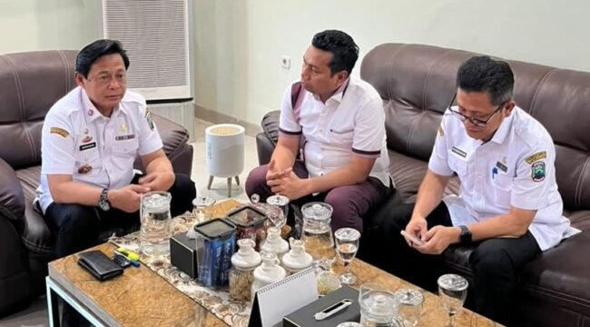 Poto: Kepala Kantor Pertanahan Kabupaten Lampung Selatan bersama Sekertaris Daerah saat menggelar pertemuan (ist)
