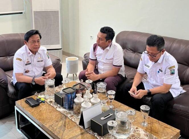 
					Poto: Kepala Kantor Pertanahan Kabupaten Lampung Selatan bersama Sekertaris Daerah saat menggelar pertemuan (ist)
