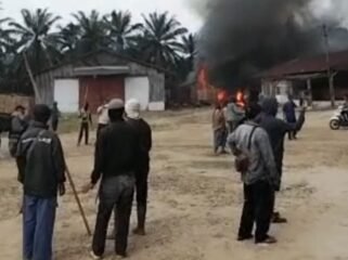 Poto: Masa aksi melakukan pembakaran di areal perkebunan PT Bumi Sentosa Abadi (ist).