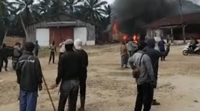 Poto: Masa aksi melakukan pembakaran di areal perkebunan PT Bumi Sentosa Abadi (ist).