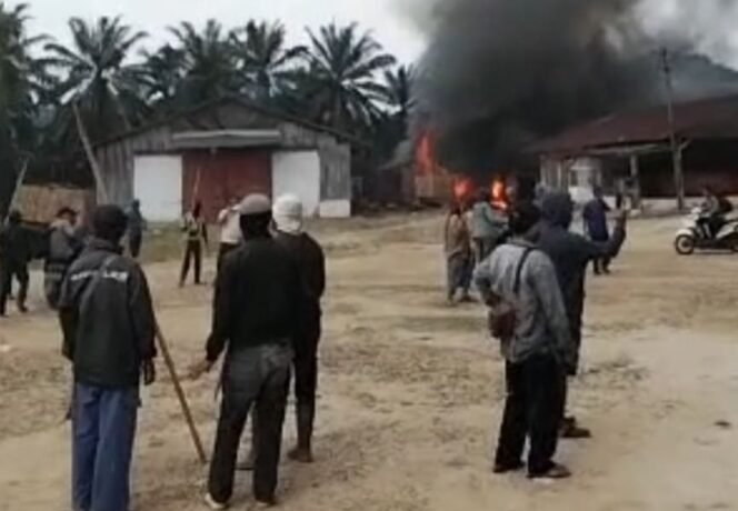 
					Poto: Masa aksi melakukan pembakaran di areal perkebunan PT Bumi Sentosa Abadi (ist).