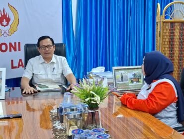 Poto: Waki ketua II KONI Lampung Riagus Ria saat menerima kunjungan Tim Atlet Karateka Okada Lampung (hms)
