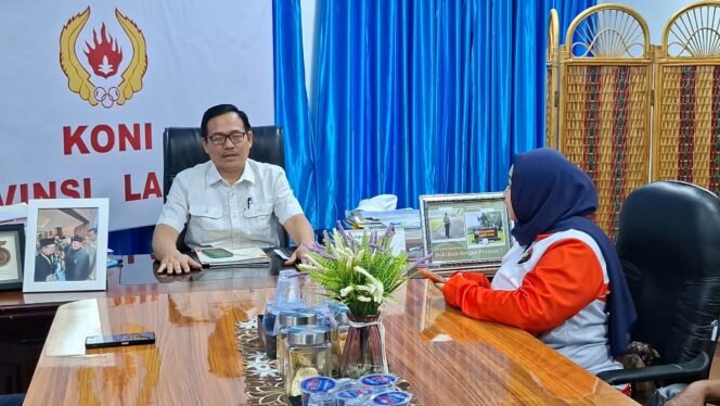 
					Poto: Waki ketua II KONI Lampung Riagus Ria saat menerima kunjungan Tim Atlet Karateka Okada Lampung (hms)