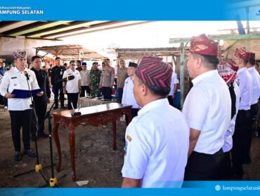 Poto: Bupati Lamsel saat melantik 12 pejabat eselon II Pemkab Lamsel (KMF).