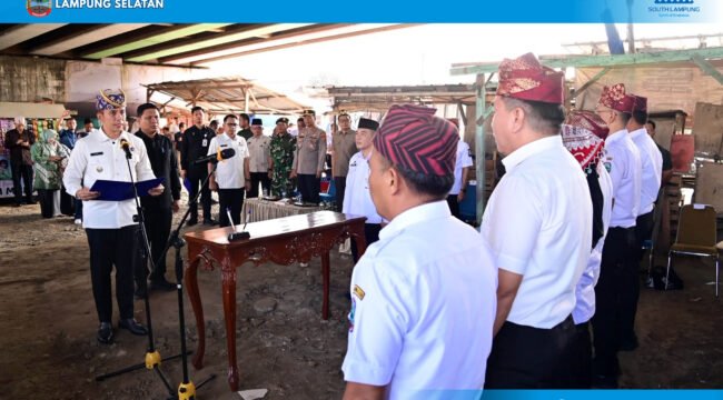 Poto: Bupati Lamsel saat melantik 12 pejabat eselon II Pemkab Lamsel (KMF).