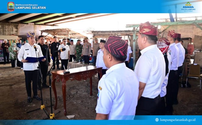
					Poto: Bupati Lamsel saat melantik 12 pejabat eselon II Pemkab Lamsel (KMF).